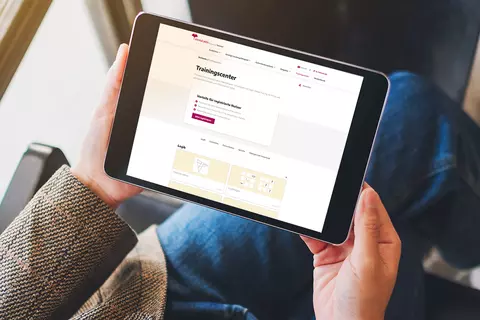 Hände mit Tablet Mental-Aktiv