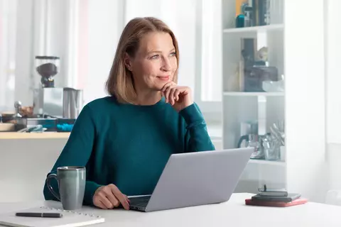 Frau am Laptop lächelt