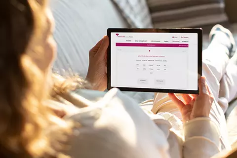 Frau trainiert am Tablet im Mental aktiv-Trainingscenter