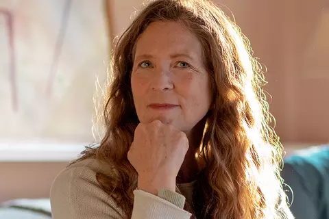 Eine Frau schaut in die Kamera