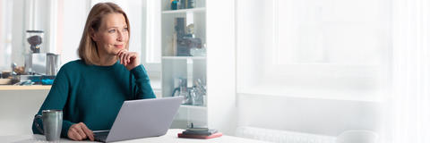 Frau am Laptop lächelt