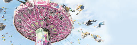 Ein Karussel dreht sich im Kreis