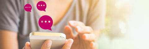 Detailaufnahme Hände mit Smartphone mit Icons Kontakt