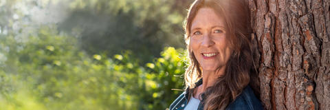 Lächelnde Frau in der Natur