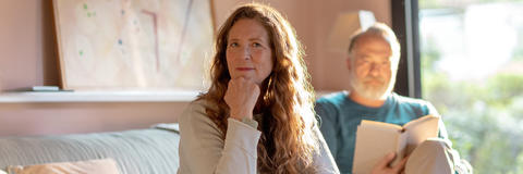 Frau schaut in die Kamera