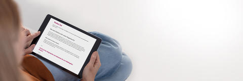 Frau schaut auf Tablet auf den Selbsttest