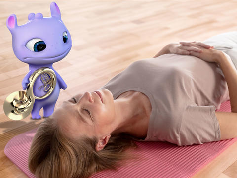 Frau liegt auf dem Boden und versucht sich trotz Tinnitus zu entspannen