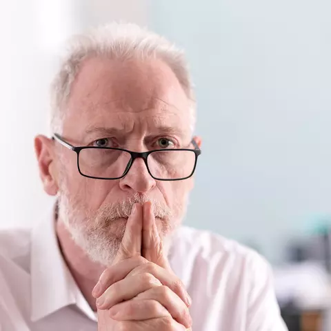 Porträt eines Mannes, der über die Ursachen von Vergesslichkeit nachdenkt