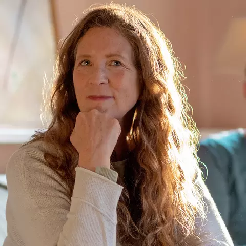 Frau schaut in die Kamera