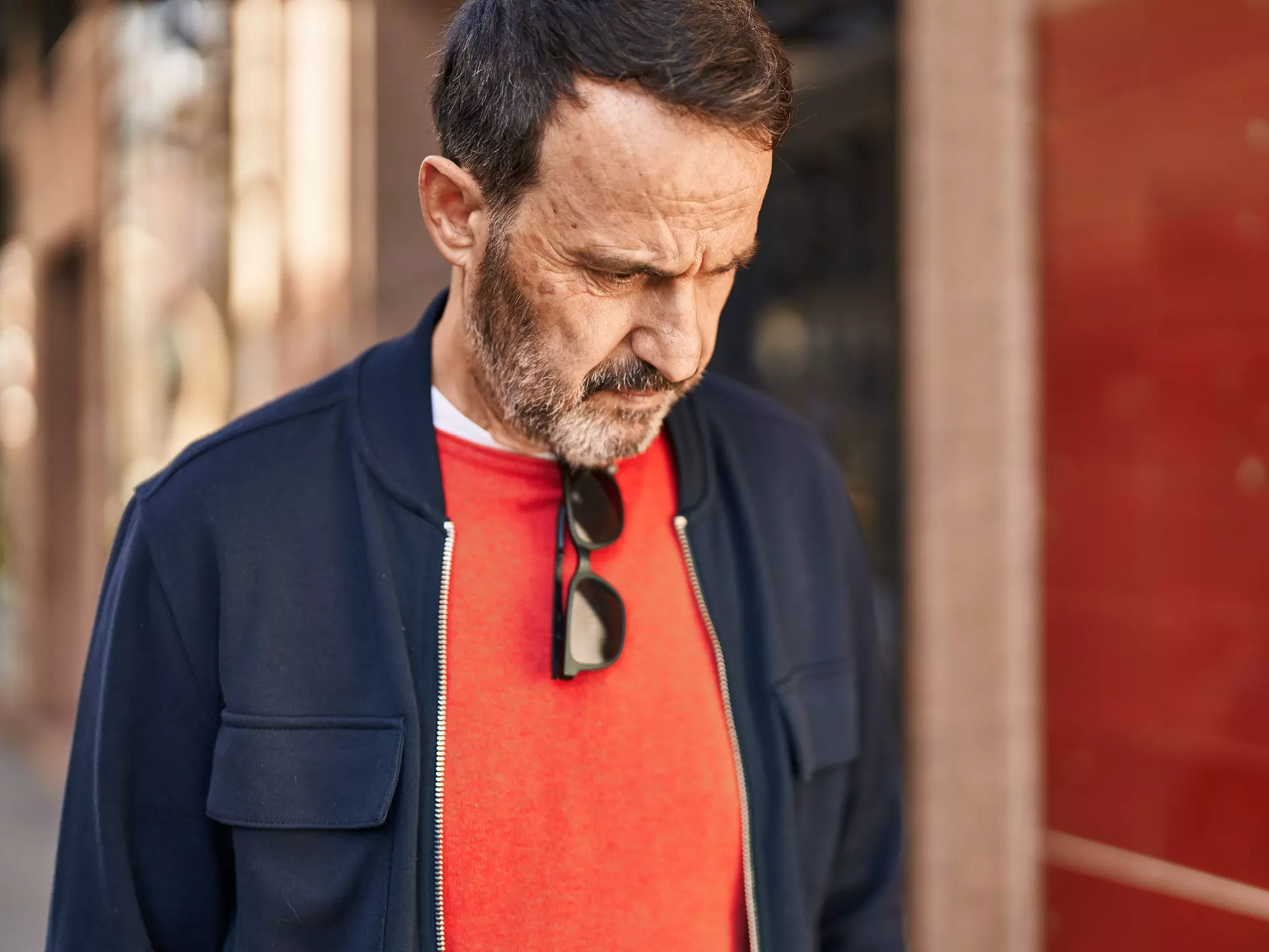 Ein Mann schaut bedrückt vor sich auf den Boden, da er unter Wortfindungsstörungen leidet