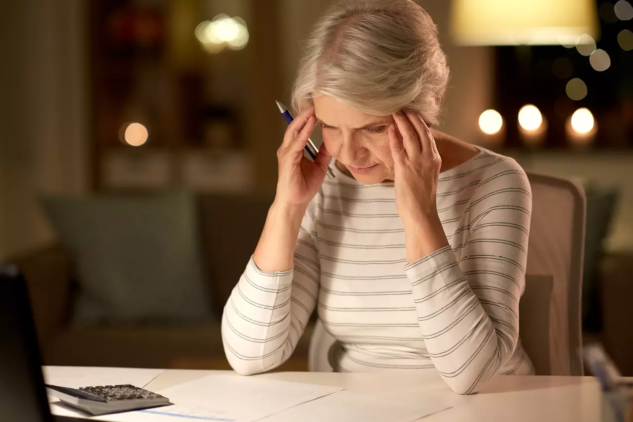 Eine Frau grübelt über alltäglichen To-dos